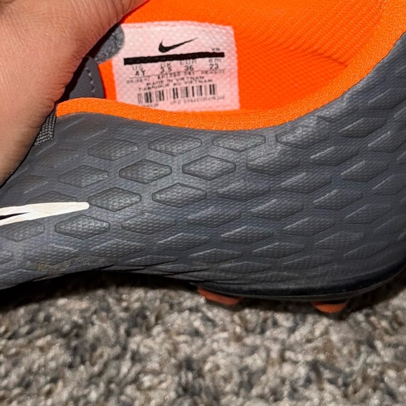 Nike Hypervenom Phantom 3 Club FG
Soccer Cleats Gray Black Orange size 4y 23cm - Picture 9 of 9